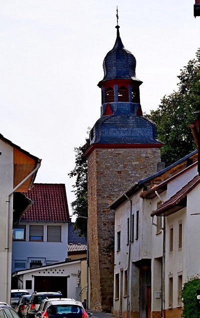 Der schiefe Turm von Gau-Weinheim Blick von der Obergasse